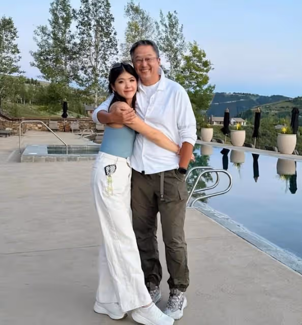 阿雅的女兒都這麼大了?長相黝黑像混血,在西雅圖和王偉忠合影