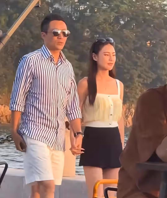 汪小菲Mandy海邊看夕陽,夫妻十指緊扣,還穿著一雙情侶鞋