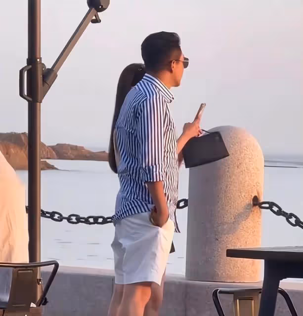 汪小菲Mandy海邊看夕陽,夫妻十指緊扣,還穿著一雙情侶鞋