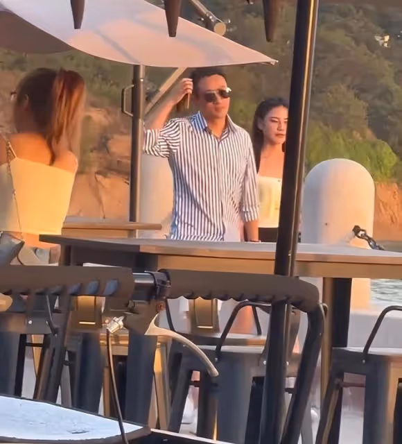 汪小菲Mandy海邊看夕陽,夫妻十指緊扣,還穿著一雙情侶鞋