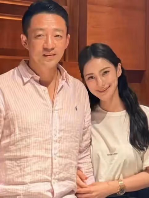 汪小菲Mandy海邊看夕陽,夫妻十指緊扣,還穿著一雙情侶鞋