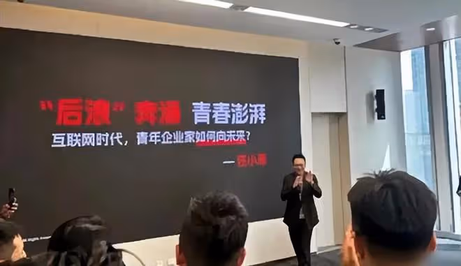 汪小菲Mandy海邊看夕陽,夫妻十指緊扣,還穿著一雙情侶鞋