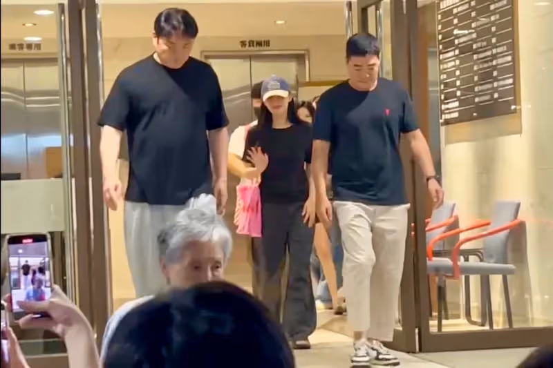 狗仔直擊｜洪海仁社長首訪台考察！金智媛連發愛心寵50粉「甜喊白賢祐」