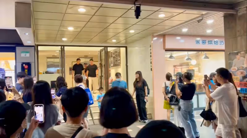 狗仔直擊｜洪海仁社長首訪台考察！金智媛連發愛心寵50粉「甜喊白賢祐」