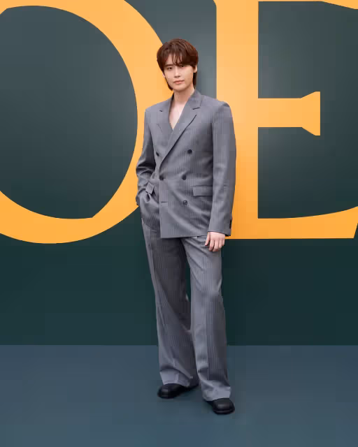 男裝周｜LOEWE男模頭頂長出驚人羽毛　誘李鍾碩體會「克制的激進行為」
