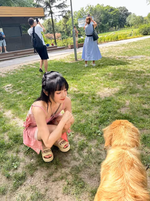 宋雨琦套粉色細肩洋裝好俏麗　全身逾10萬行頭穿出超強女友感
