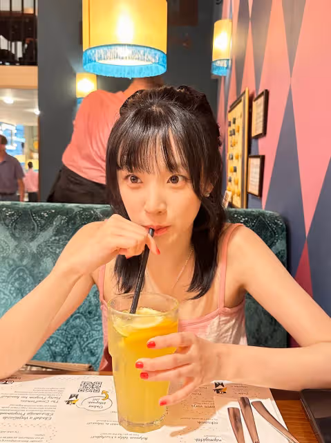 宋雨琦套粉色細肩洋裝好俏麗　全身逾10萬行頭穿出超強女友感