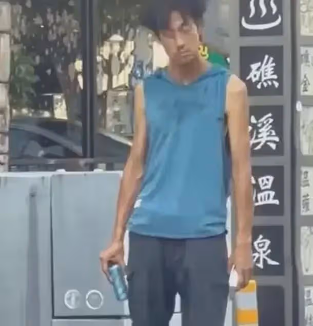 雙重打擊!46歲唐治平街邊搖頭,渾身抖動,欲打小孩,疑患精神病