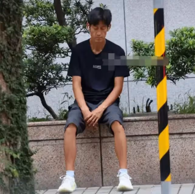 雙重打擊!46歲唐治平街邊搖頭,渾身抖動,欲打小孩,疑患精神病