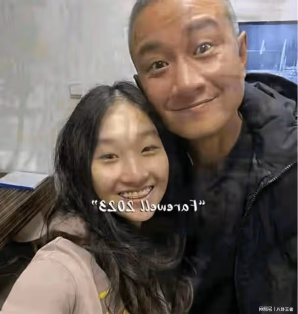 離開馬伊琍真不行!40歲文章和女兒同框,滿頭白髮像七八十歲老頭