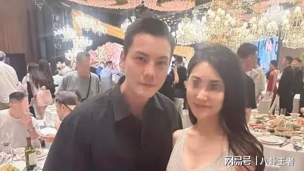 38歲陳偉霆成富婆新寵!現身婚禮當伴郎,富婆爭相合影搶盡風頭