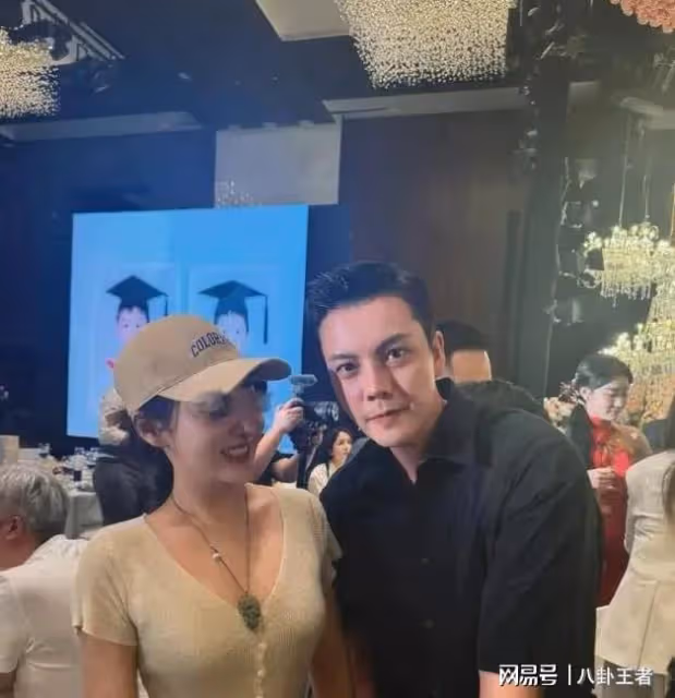 38歲陳偉霆成富婆新寵!現身婚禮當伴郎,富婆爭相合影搶盡風頭