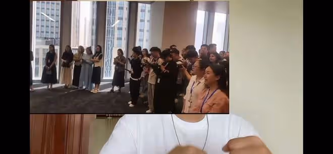 汪小菲用英文演講的視頻火了！一手插兜，一手拿著話筒，非常流利