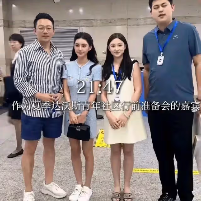 汪小菲用英文演講的視頻火了！一手插兜，一手拿著話筒，非常流利