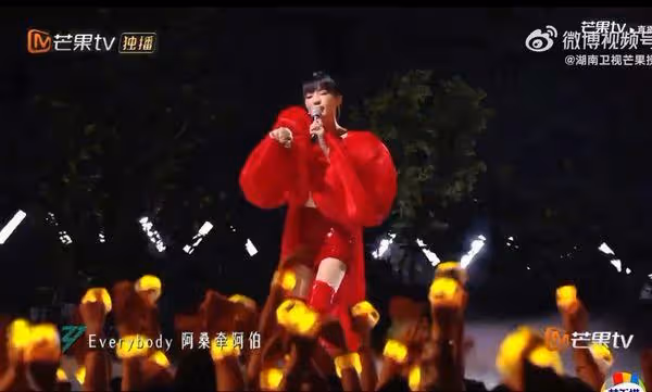 謝金燕《浪姐5》登台飆唱〈練舞功〉 最後直播破萬觀看響尖叫聲