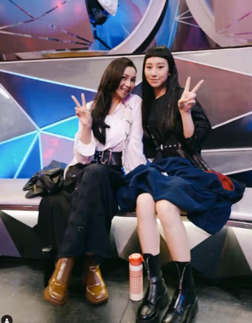 香港知名女歌手港姐面試照曝光!曾自嘲不會化妝!網民稱幸好沒入圍