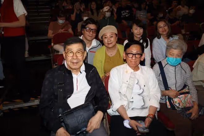 80歲香港歌王宣布封麥!與小42歲內地女友發展黃昏戀!晚年幸福