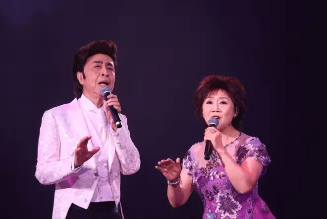 80歲香港歌王宣布封麥!與小42歲內地女友發展黃昏戀!晚年幸福
