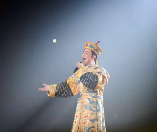 80歲香港歌王宣布封麥!與小42歲內地女友發展黃昏戀!晚年幸福