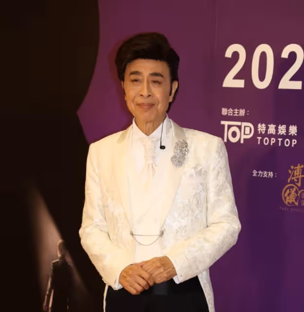 80歲香港歌王宣布封麥!與小42歲內地女友發展黃昏戀!晚年幸福