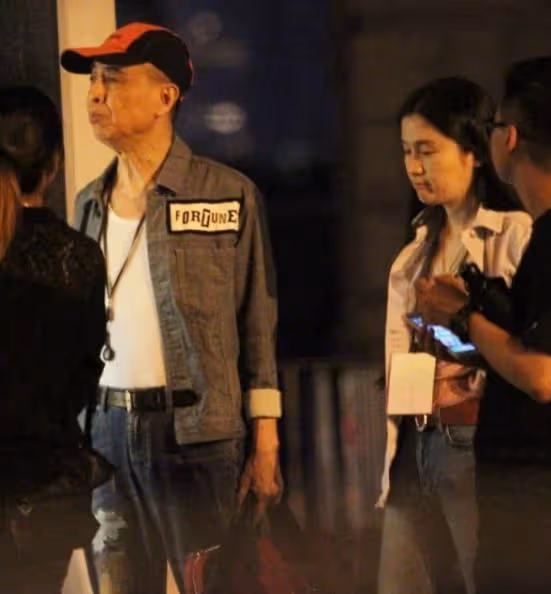 80歲香港歌王宣布封麥!與小42歲內地女友發展黃昏戀!晚年幸福