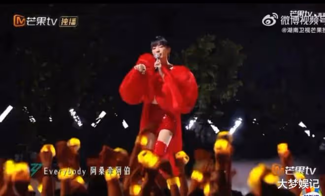 謝金燕《浪姐5》登台飆唱〈練舞功〉，最後直播破萬觀看響尖叫聲