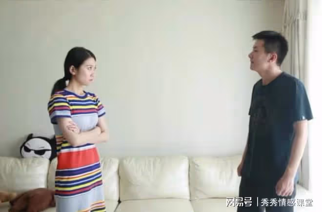 妻子撒謊請假回家休息,我提前請假回家,一腳踹開門:睡得香嗎?