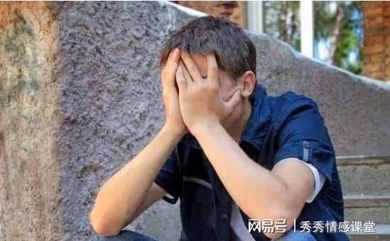 妻子撒謊請假回家休息,我提前請假回家,一腳踹開門:睡得香嗎?