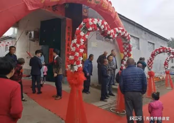 鄰居結婚那天我爺爺忽然去世,父親趕緊關起門:誰也別說話!