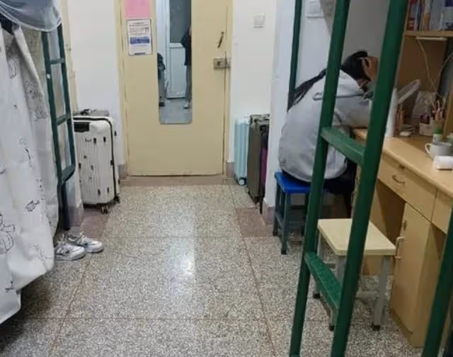 21年,江西女孩在女廁遇色魔,被揩油時:我給你1千,你去嫖娼