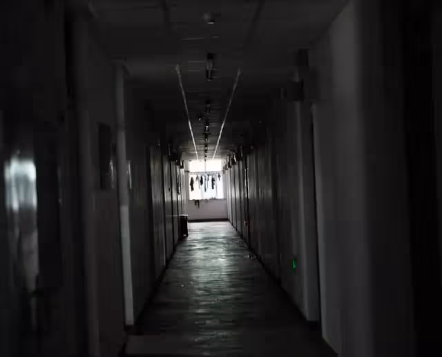 21年,江西女孩在女廁遇色魔,被揩油時:我給你1千,你去嫖娼