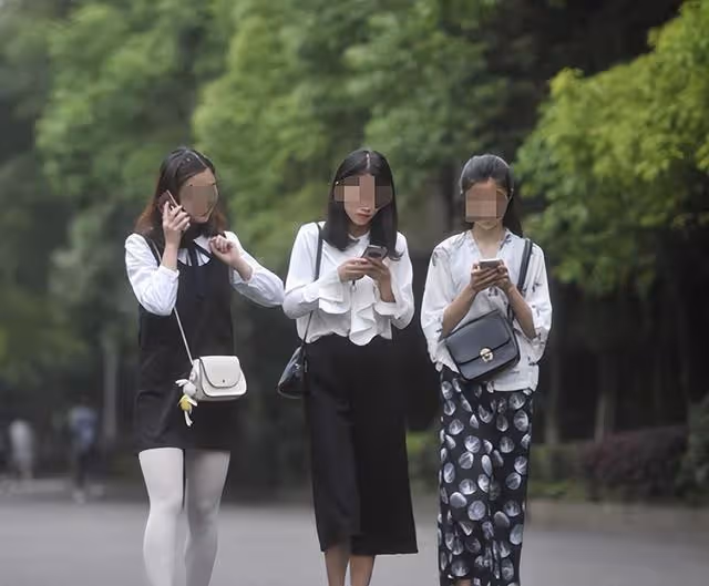 21年,江西女孩在女廁遇色魔,被揩油時:我給你1千,你去嫖娼