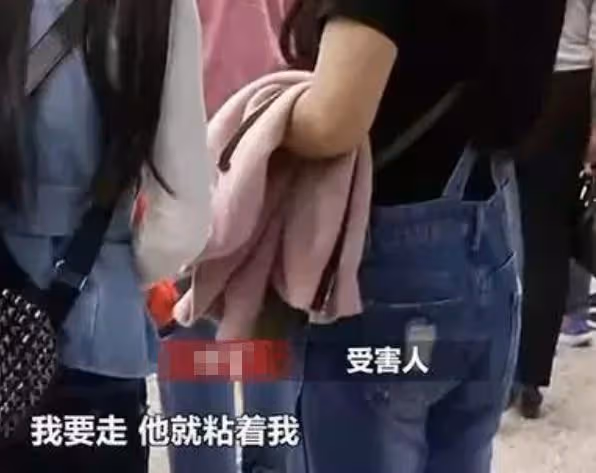 21年,江西女孩在女廁遇色魔,被揩油時:我給你1千,你去嫖娼