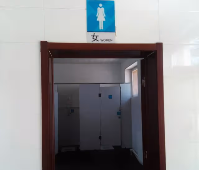 21年,江西女孩在女廁遇色魔,被揩油時:我給你1千,你去嫖娼