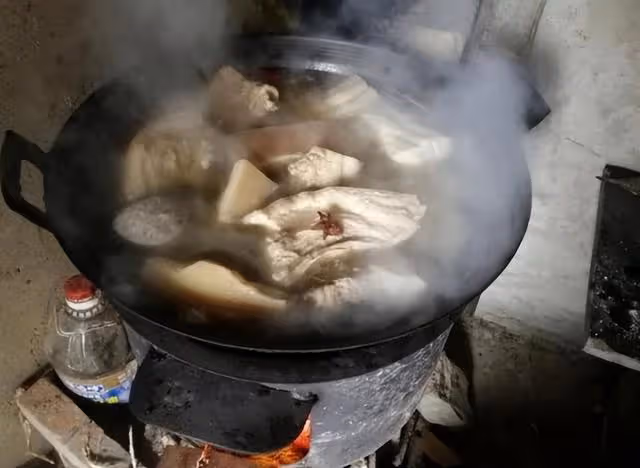 1999年四川「媳燉婆案」:將婆婆燉成「肉湯」,一家人吃不出來