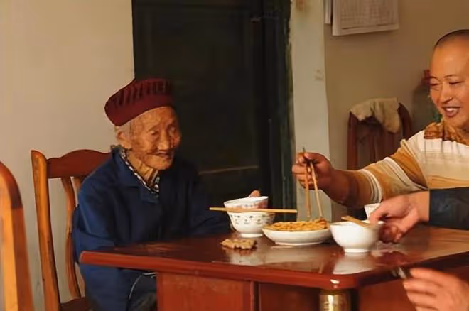 回顧:保姆為拆遷款嫁老頭,丈夫剛死喜笑顏開,翻開房產證後崩潰