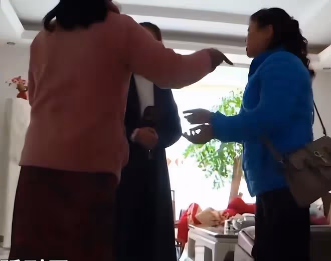 回顧:保姆為拆遷款嫁老頭,丈夫剛死喜笑顏開,翻開房產證後崩潰