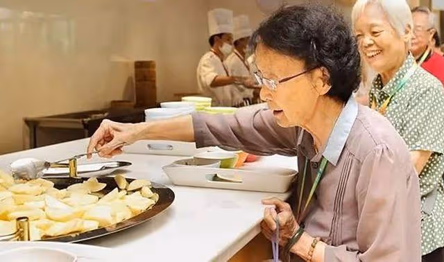 回顧:新型養老方式「酒店養老」,90歲奶奶親自體驗後,不想走了