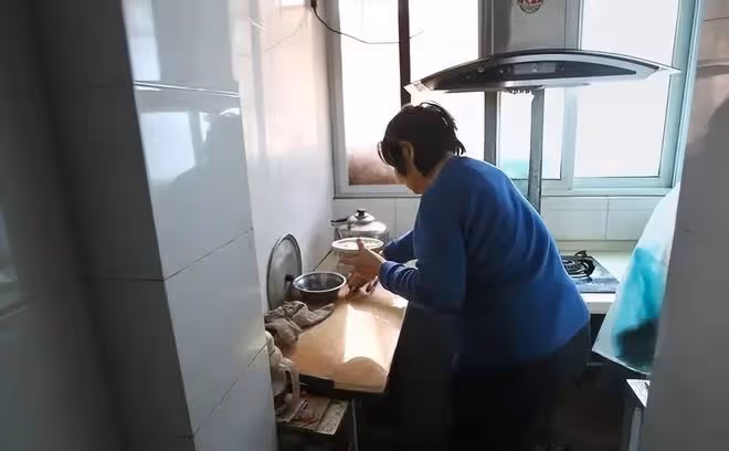 66年兒子突發疾病,母親籠中養子40年:我不敢病不敢死!