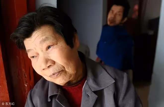 66年兒子突發疾病,母親籠中養子40年:我不敢病不敢死!