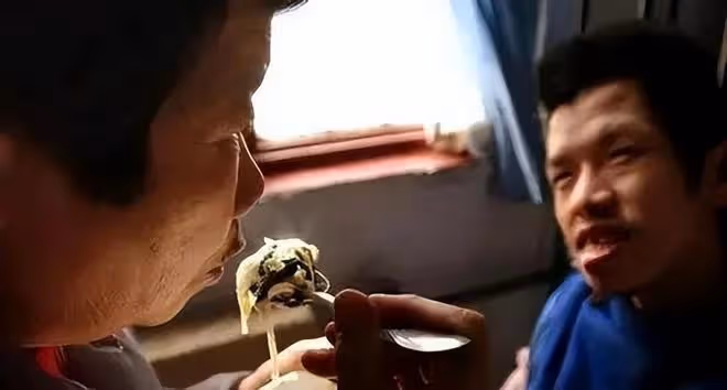 66年兒子突發疾病,母親籠中養子40年:我不敢病不敢死!