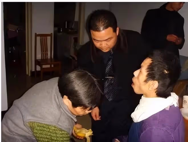 66年兒子突發疾病,母親籠中養子40年:我不敢病不敢死!