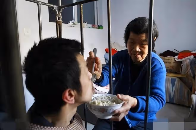 66年兒子突發疾病,母親籠中養子40年:我不敢病不敢死!