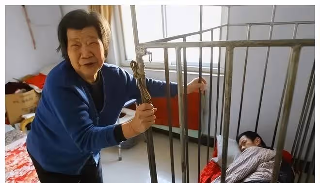 66年兒子突發疾病,母親籠中養子40年:我不敢病不敢死!