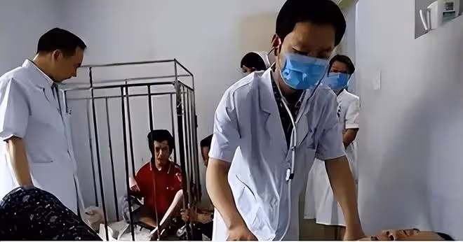 66年兒子突發疾病,母親籠中養子40年:我不敢病不敢死!