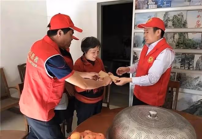 66年兒子突發疾病,母親籠中養子40年:我不敢病不敢死!