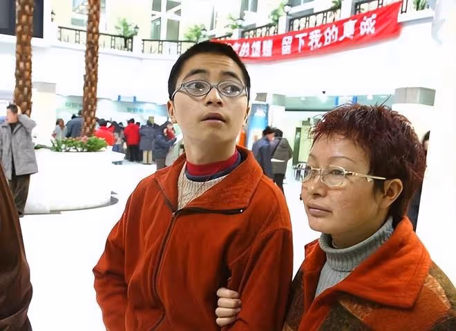19年前,兩男孩扒在飛機起落架上從昆明飛到重慶,後來怎樣了?