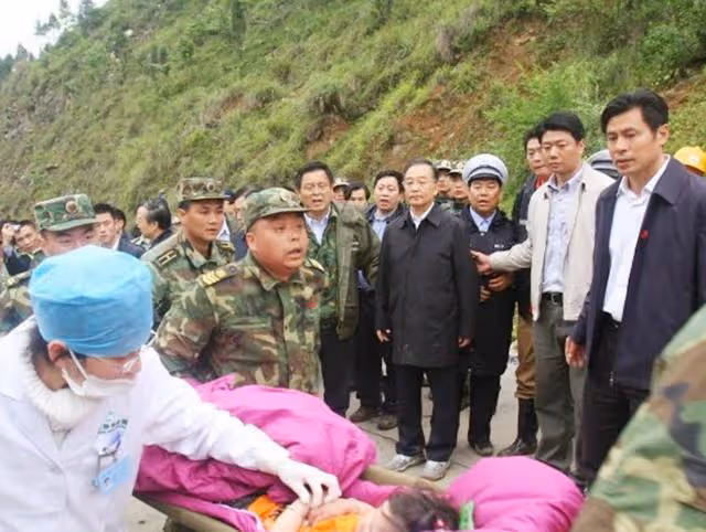 2008年的汶川地震，那位叫總理讓路的救災士兵，後來怎麼樣了？