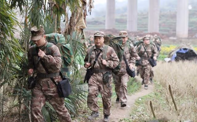 2008年的汶川地震,那位叫總理讓路的救災士兵,後來怎麼樣了?