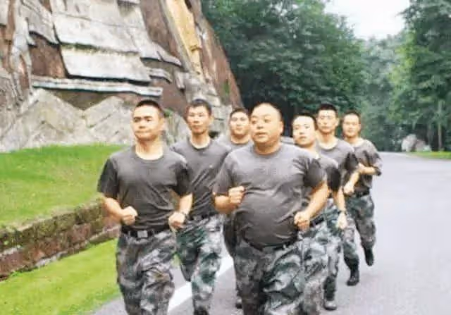 2008年的汶川地震,那位叫總理讓路的救災士兵,後來怎麼樣了?